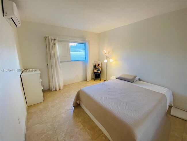 Building Photo - 1560 NE 127th St