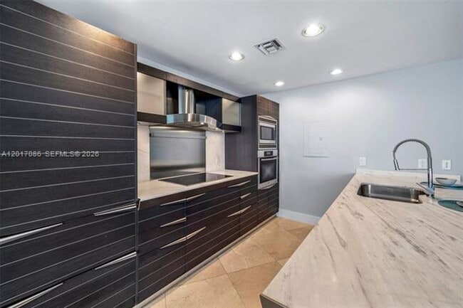 Building Photo - 200 Biscayne Blvd Way