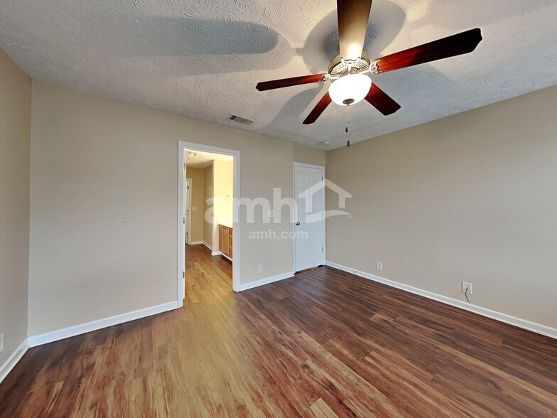 Building Photo - 313 School House Ct