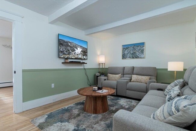 Building Photo - 122 Oak St