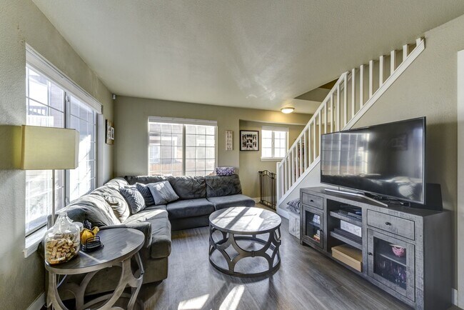 Building Photo - Amazing 3 Bedroom 3 Bath Home (1800sqft+) ...
