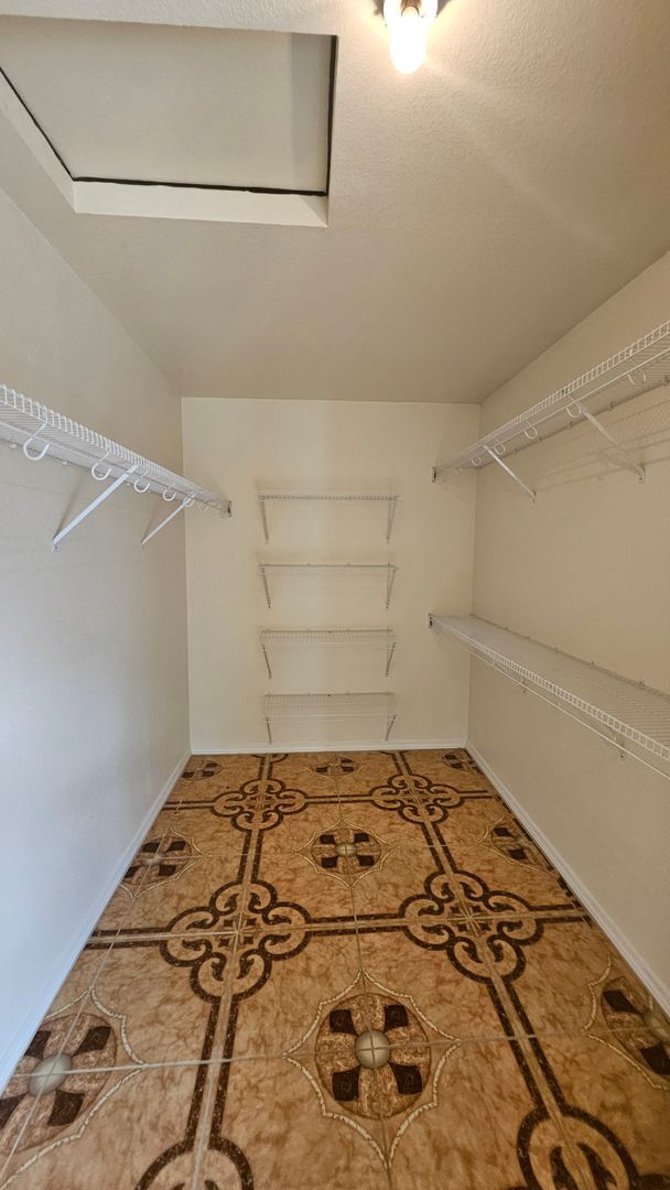 Building Photo - 3 bed 2 bath
