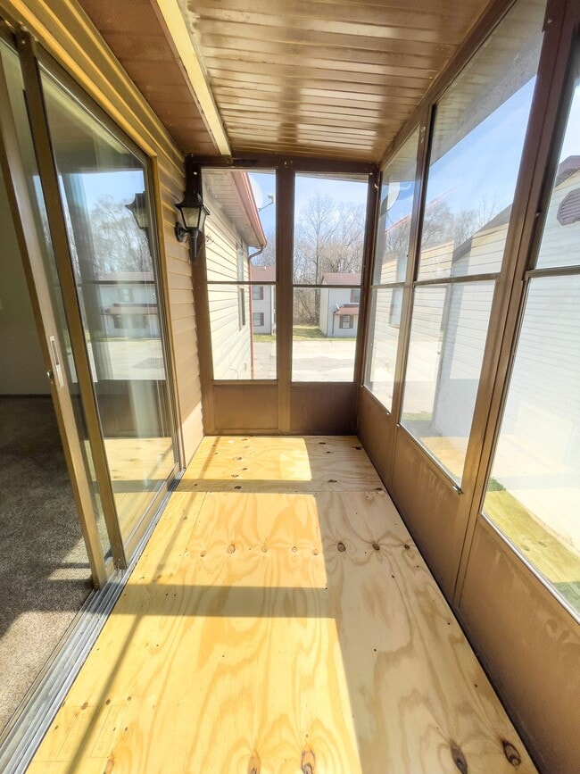 Building Photo - 2213 E Memorial Dr