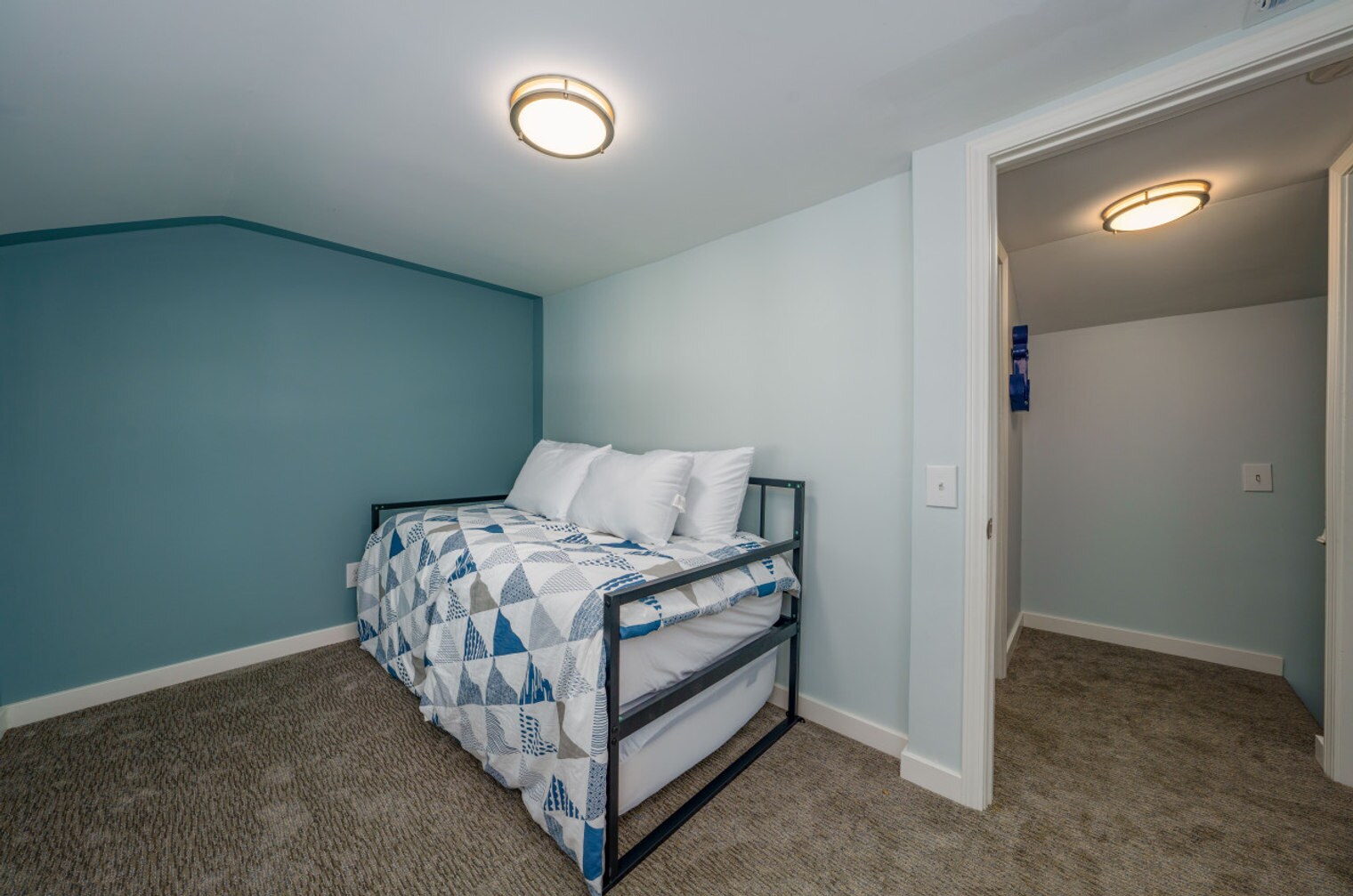 Building Photo - 5571 N Chagrin Dr