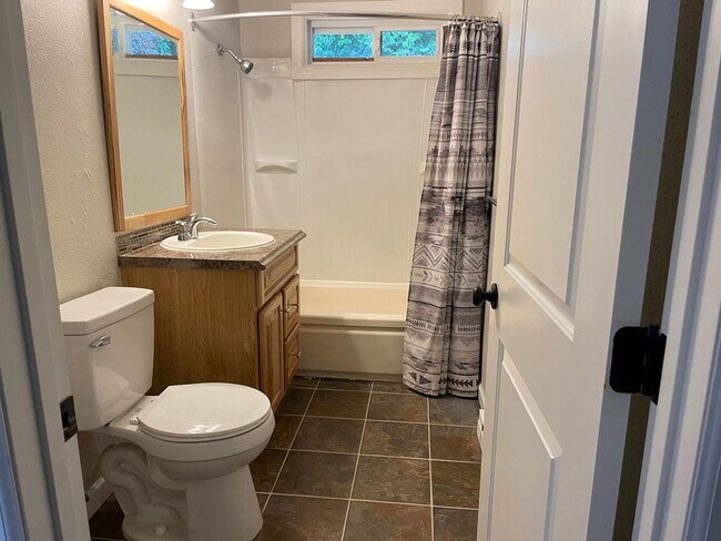 Building Photo - Charming Single-Level Living with Bonus Flex Space & Private Yard