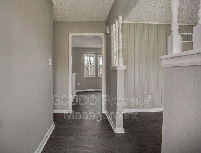 Building Photo - 6912 NW Searcy Dr