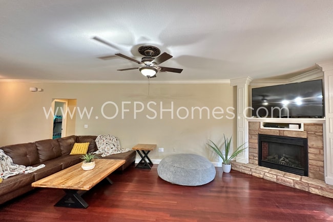 Building Photo - AVAILABLE IN AUG! 5BR/3BA IN S. CRESTVIEW