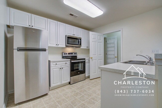 Building Photo - 2425 Scholar Ln