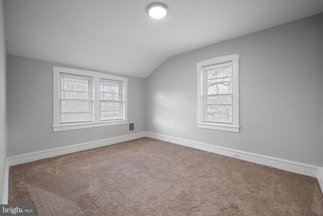 Building Photo - 28 E Holly Ave