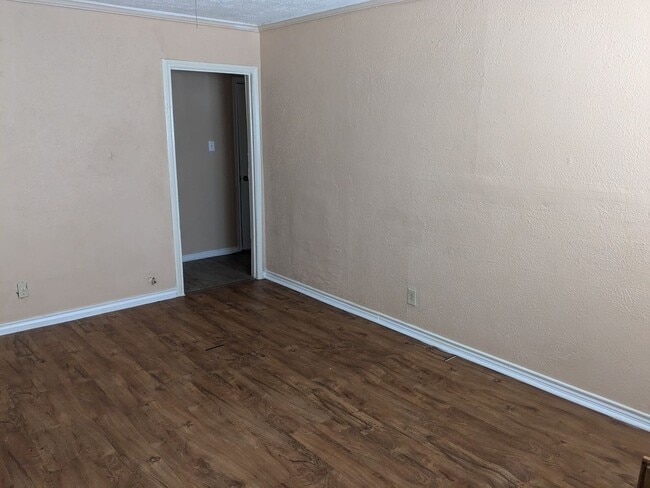 Building Photo - 3 Bed 1 Bath with fenced yard, laundry roo...