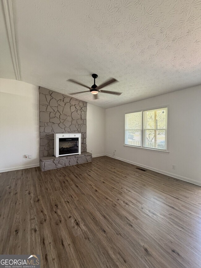 Building Photo - 640 Valerie Cir