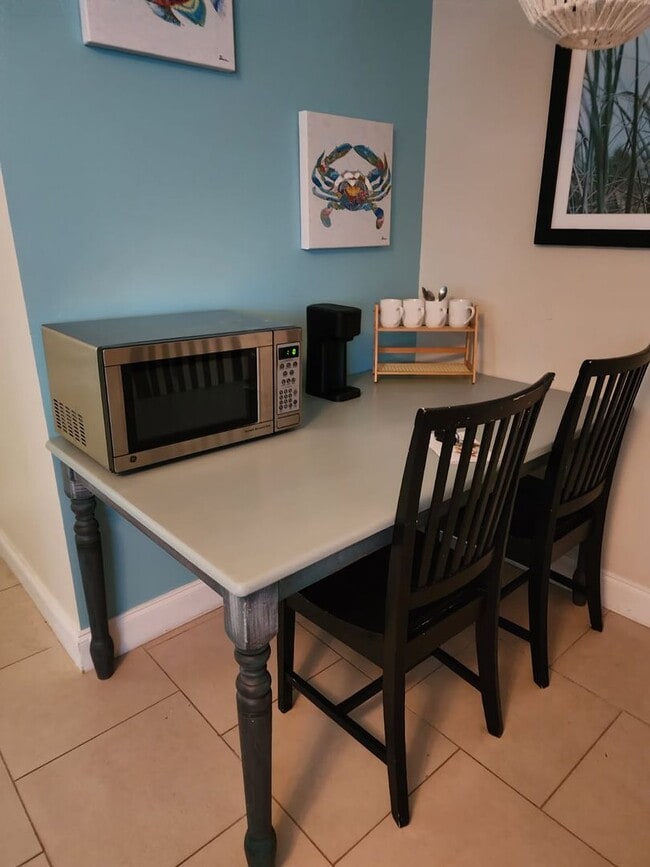 Building Photo - OFF-SEASON LOWER SUITE 2 BED/1BATH/LIVING ROOM