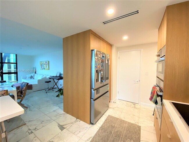 Building Photo - 1121 Crandon Blvd