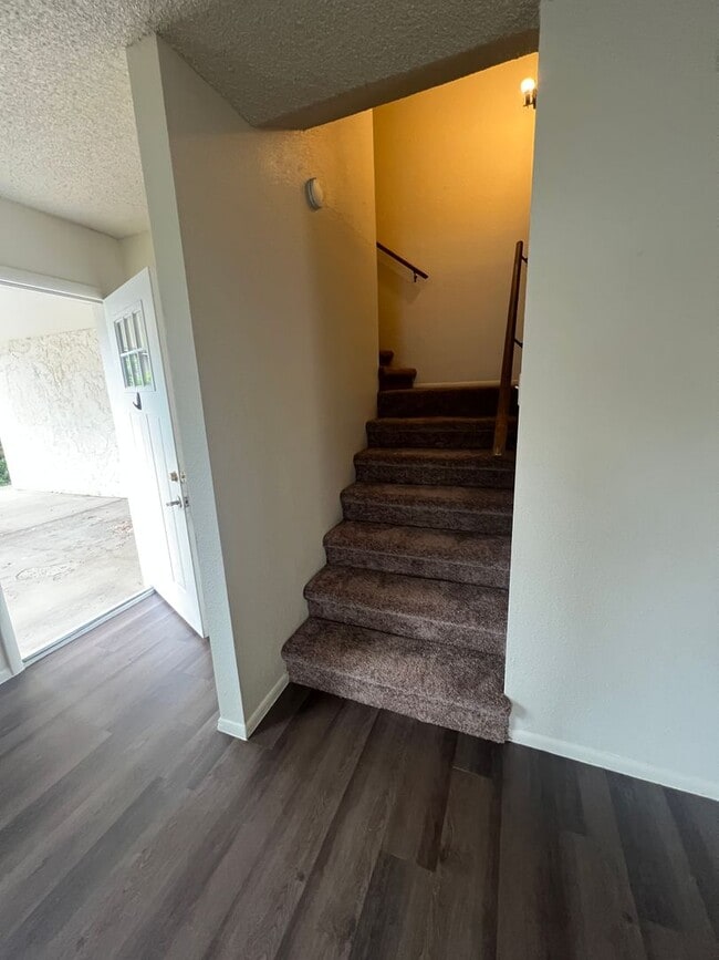 Building Photo - $2,125 - 3 Bedroom/1.5 Bath and Backyard. Christmas Tree Estates.