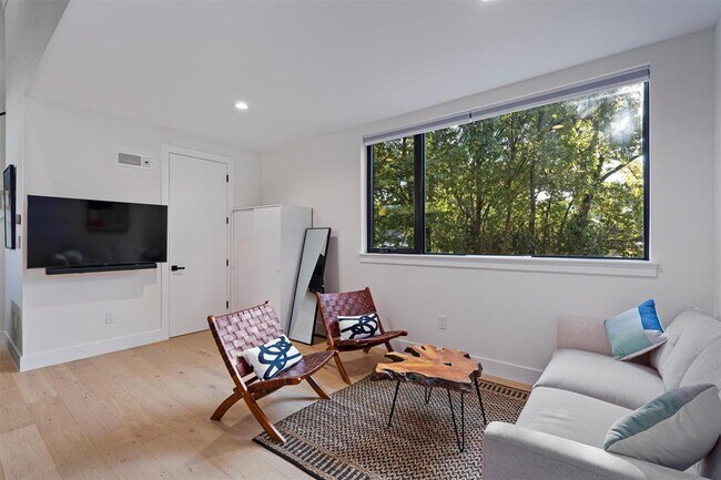 Building Photo - 1100 Romeria Dr