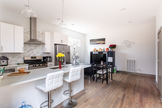 Building Photo - 1044 2nd Ave S