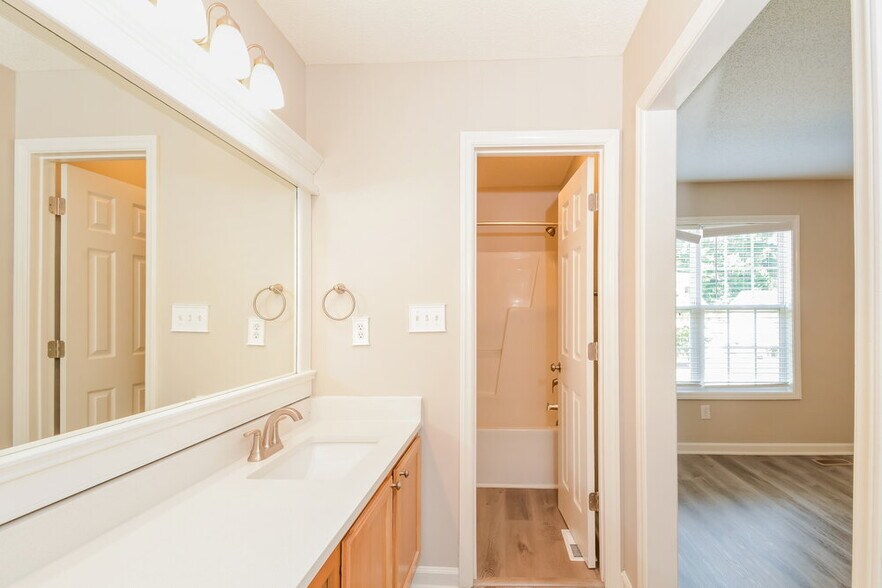 Building Photo - 1256 Grovewood Dr