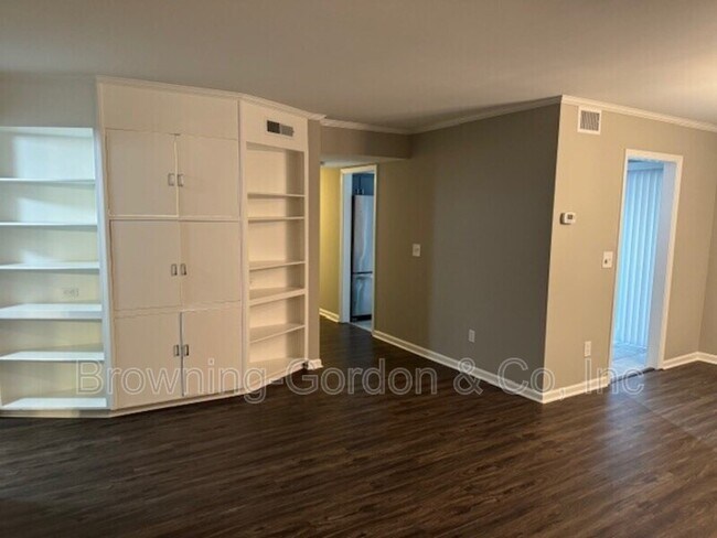 Building Photo - 215 Hillsboro Pl