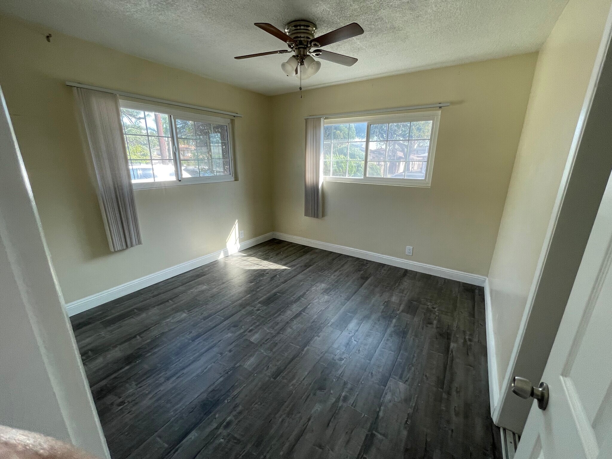 Building Photo - 833 W Walnut Ave