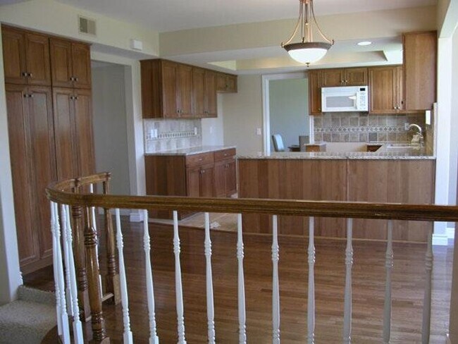 Building Photo - 485 Meadowbrook Dr