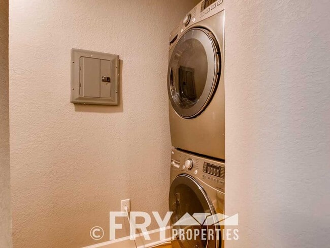 Building Photo - 610 Logan St