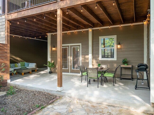 Building Photo - 5605 Roosevelt Ave