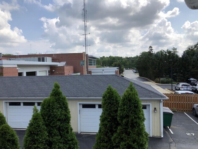Building Photo - 508 N Cass Ave