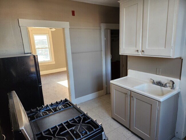 Building Photo - Studio Apartment in Nashua, NH - Perfect for City Living!