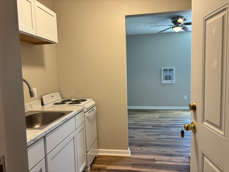 Building Photo - 215 N Bridge St