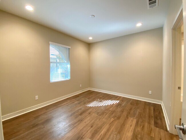 Building Photo - *Special*Stunning 3 Bedroom 3.5 Bathroom T...
