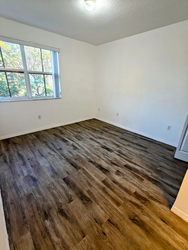 Building Photo - 1035 SW 144th Ave