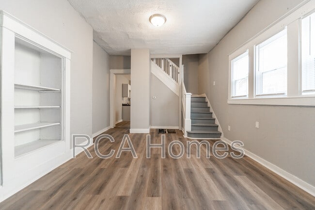 Building Photo - 2425 N Kenwood Ave