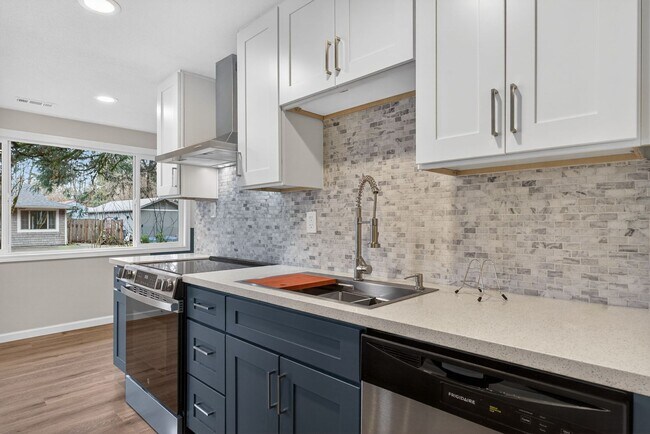 Building Photo - Updated 4BD Lake Oswego Home - Prime Location