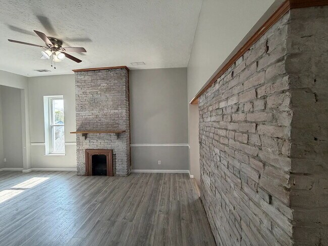 Building Photo - Charming 3-Bedroom Apartment in the Heart of Jeffersonville   All Utilities Included