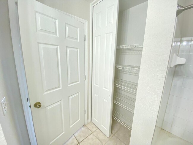 Building Photo - Second Floor Apartment with Balcony View! ...