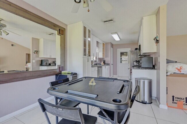 Building Photo - 15846 Country Lake Dr