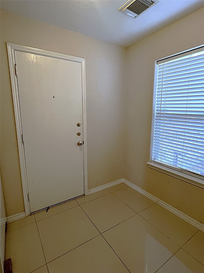 Building Photo - 2019 Pine Croft Dr