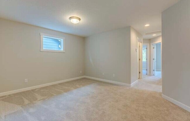 Building Photo - Beautiful home in gated community