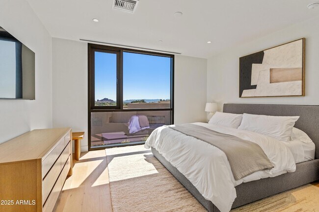 Building Photo - 5000 N Camelback Rdg Dr