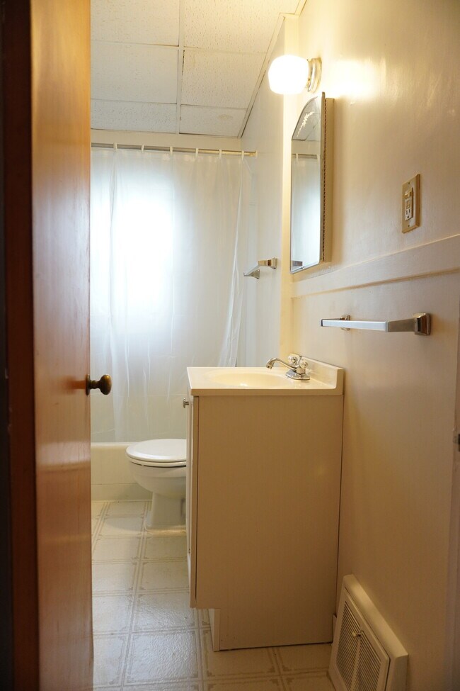 Building Photo - 425