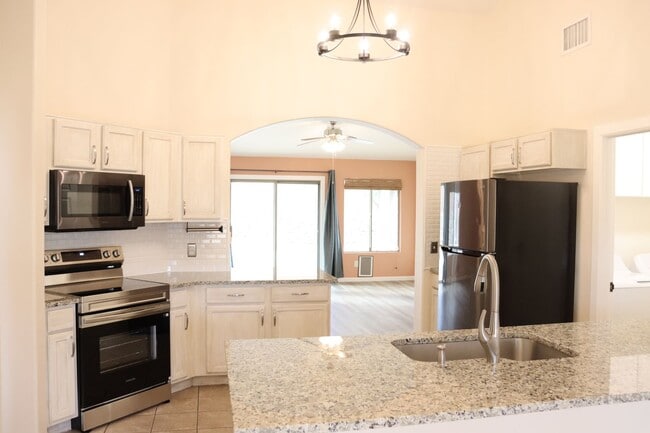 Building Photo - Three bedroom home in Canyon de Flores