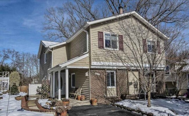 Building Photo - 211 Summers Ct