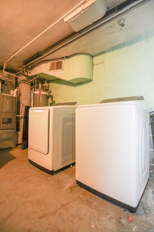 Building Photo - 2754 W Berwyn Ave