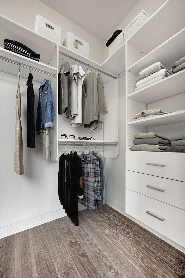 Building Photo - 858 N Franklin