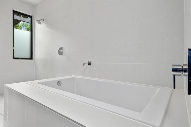 Building Photo - 1208 Hillside Ave