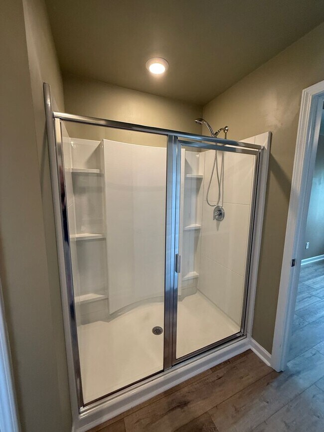 Building Photo - Open concept 4 bed, 2.5 bath home with fen...