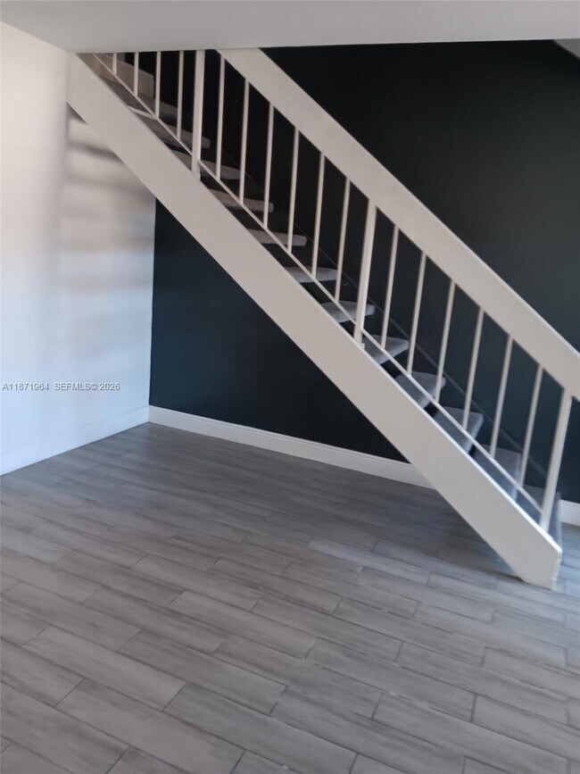 Building Photo - 550 SW 115th Ave