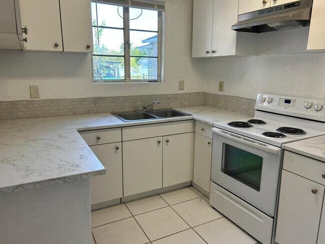 Building Photo - 4246 Minoso St