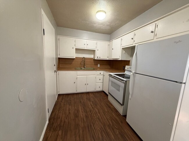 Building Photo - 1 bedroom 1 bath - downstairs