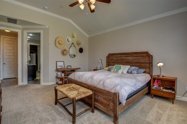 Building Photo - 25710 Oakwood Knoll Dr